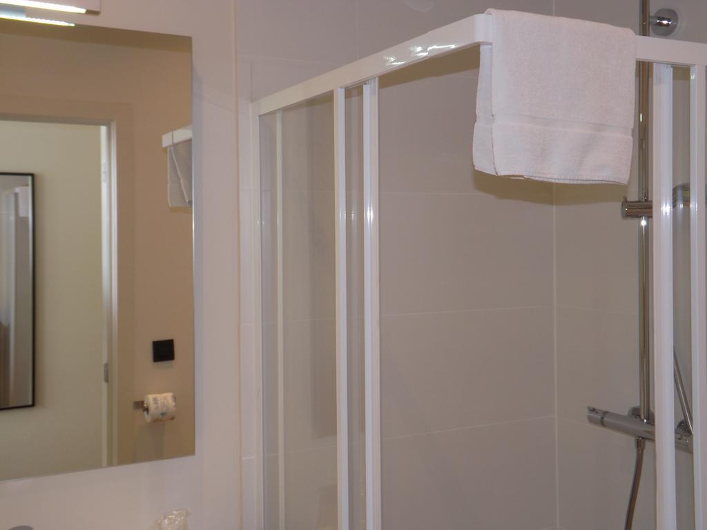 Hotel Le Parisien Остенде Стая снимка